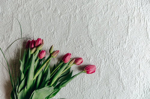 Wolldecke mit Tulpen auf dem Bett
