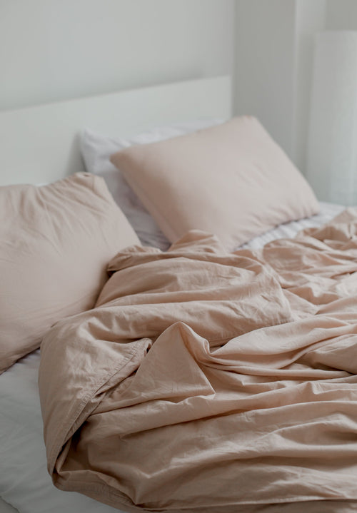 Leinen-Bettwäsche Halmstad auf einem Bett